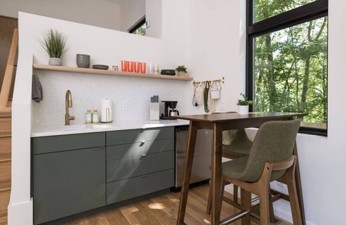 Asheville Cabina | Modern Tiny Home 4 mile drive to DT w/ Hot Tub