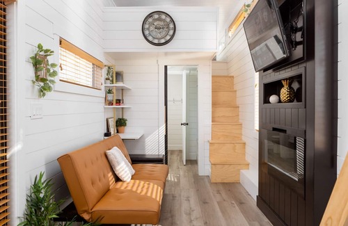 Apple Valley Cabina | modern tiny home with a hot tub and bbq