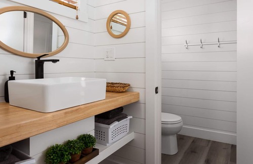 Apple Valley Cabina | modern tiny home with a hot tub and bbq