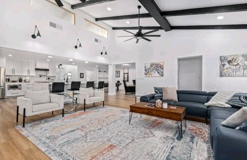 Glendale Casa | Modern Top Gun House in Arrowhead district. Heated Pool/Outdoor BBQ/Bar/Games
