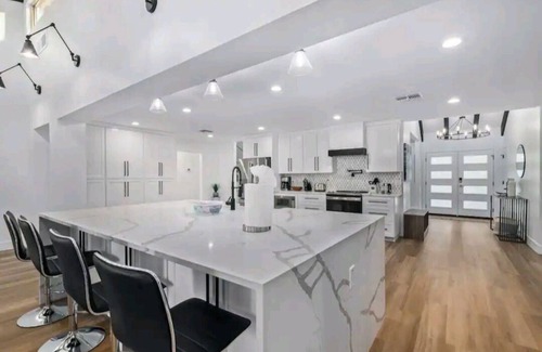 Glendale Casa | Modern Top Gun House in Arrowhead district. Heated Pool/Outdoor BBQ/Bar/Games