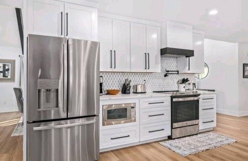 Glendale Casa | Modern Top Gun House in Arrowhead district. Heated Pool/Outdoor BBQ/Bar/Games