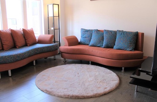 Barrie Casa | Modern Town House Barrie South