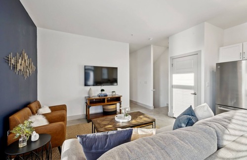 South Nashville Casa | Modern Townhome 2 mi. South of Downtown, Broadway Ave, Nissan Stadium- Sleeps 8