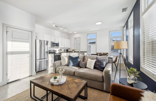 South Nashville Casa | Modern Townhome 2 mi. South of Downtown, Broadway Ave, Nissan Stadium- Sleeps 8