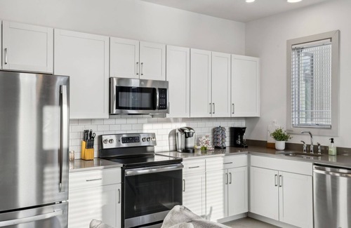 South Nashville Casa | Modern Townhome 2 mi. South of Downtown, Broadway Ave, Nissan Stadium- Sleeps 8