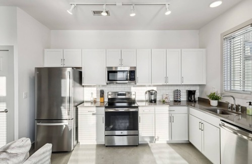 South Nashville Casa | Modern Townhome 2 mi. South of Downtown, Broadway Ave, Nissan Stadium- Sleeps 8