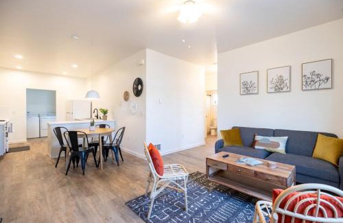 Evergreen Casa | Modern Townhome Enclosed Garage Wd