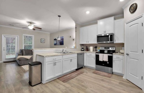 Pooler Condominio | Modern Townhome in Pooler | Pool & Trails