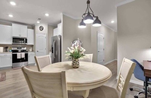 Pooler Condominio | Modern Townhome in Pooler | Pool & Trails