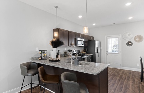 Clarksville Condominio | Modern Townhome, King Bed, Near Shops & I-24. 25 Mins to Ft. Campbell