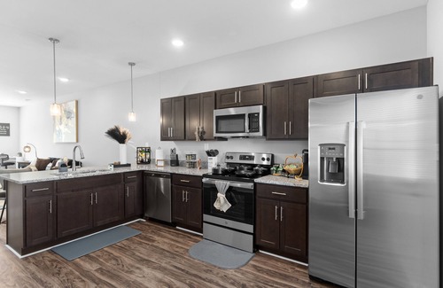 Clarksville Condominio | Modern Townhome, King Bed, Near Shops & I-24. 25 Mins to Ft. Campbell