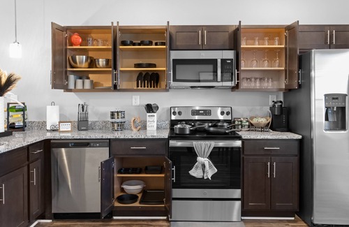 Clarksville Condominio | Modern Townhome, King Bed, Near Shops & I-24. 25 Mins to Ft. Campbell