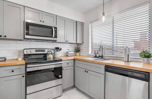 South Arlington Casa | Modern Townhome w/ Deck and Fast Wifi 7 min from AT&T Stadium