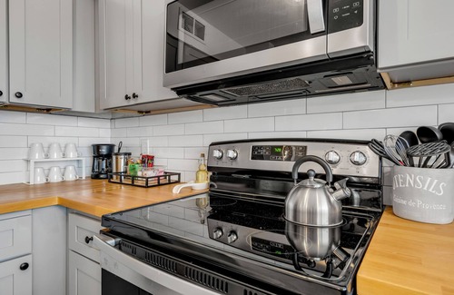 South Arlington Casa | Modern Townhome w/ Deck and Fast Wifi 7 min from AT&T Stadium