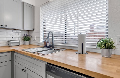 South Arlington Casa | Modern Townhome w/ Deck and Fast Wifi 7 min from AT&T Stadium