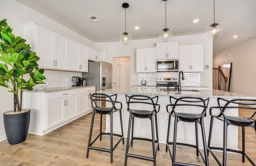 Kernersville Casa | Modern Townhome w/ Private Yard in Kernersville!