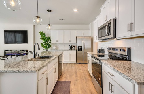 Kernersville Casa | Modern Townhome w/ Private Yard in Kernersville!