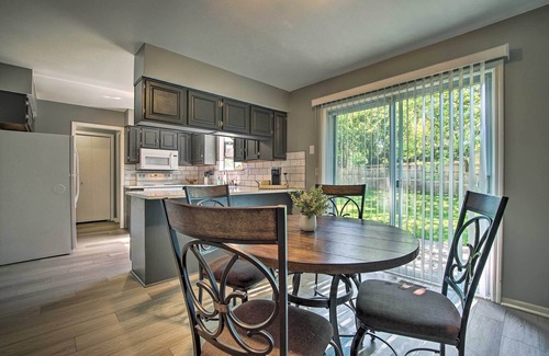 Overland Park Casa | Modern Townhome w/ Fireplace: Near Stoll Park