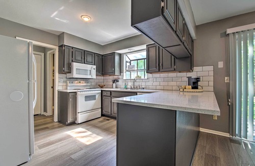 Overland Park Casa | Modern Townhome w/ Fireplace: Near Stoll Park