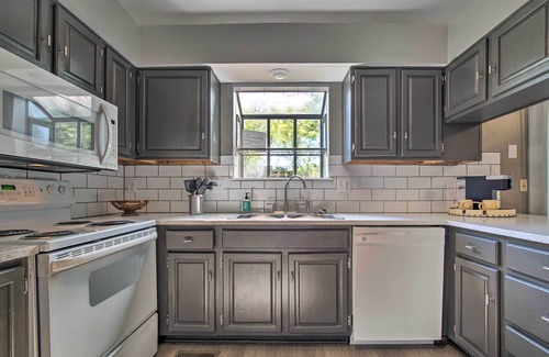 Overland Park Casa | Modern Townhome w/ Fireplace: Near Stoll Park