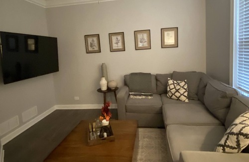 Elgin Casa | Modern Townhome with a theater room & gym area