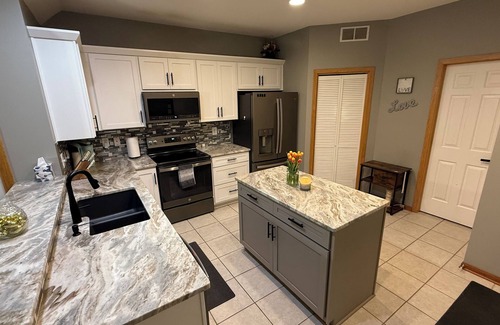 West Des Moines Casa | ✨ Modern Townhouse Near Jordan Creek & Topgolf ~ Spacious 2-Story Retreat