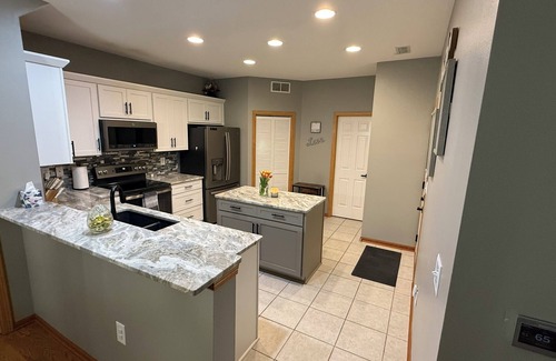 West Des Moines Casa | ✨ Modern Townhouse Near Jordan Creek & Topgolf ~ Spacious 2-Story Retreat