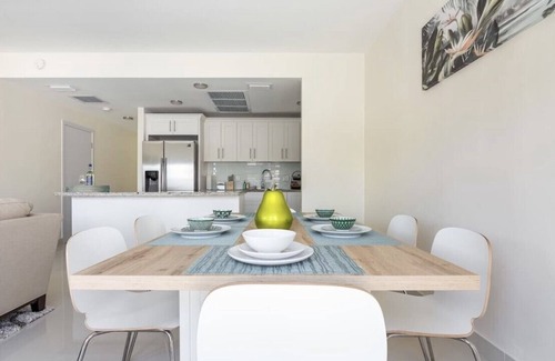 Naranja Casa | Modern Townhouse 3 bedrooms & BBQ! Between Miami & The Keys