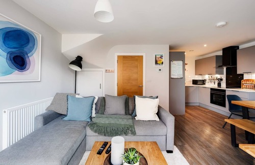Southville Casa | Modern Townhouse - Parking, EV Charger & Balcony