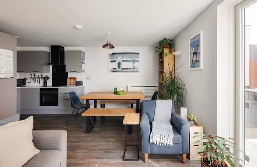 Southville Casa | Modern Townhouse - Parking, EV Charger & Balcony