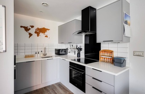 Southville Casa | Modern Townhouse - Parking, EV Charger & Balcony