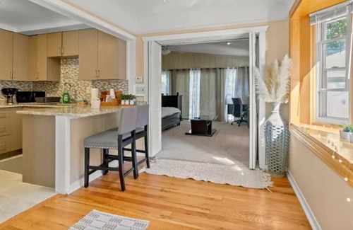Dearborn Casa | Modern Townhouse Near Everything