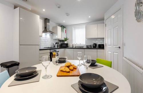 Liverpool Casa | Modern Townhouse - Safe Gated Parking - City Links