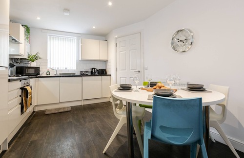 Liverpool Casa | Modern Townhouse - Safe Gated Parking - City Links