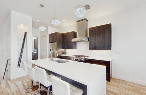 Corpus Christi Casa | Modern Townhouse with Gulf & Lake Padre Views, WiFi, Central AC, & Washer/Dryer