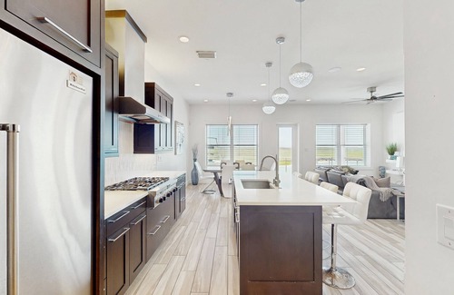 Corpus Christi Casa | Modern Townhouse with Gulf & Lake Padre Views, WiFi, Central AC, & Washer/Dryer
