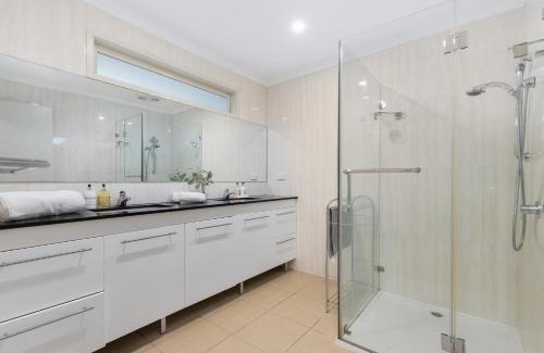 Wheelers Hill Casa | Modern Tranquil Getaway