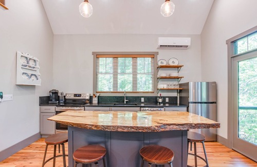 Valley Hill Casa | Modern Treetop Cottage with Covered Deck – Near Historic Hendersonville