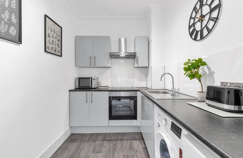 South Woodford Apartamento | Modern Two-Bedroom Apartment with Free Parking!