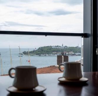 Kabatas Apartamento | Modern Two-Bedroom Flat with Stunning Bosphorus View