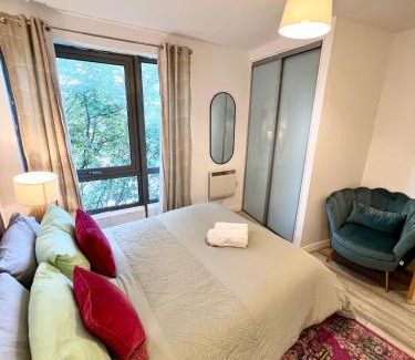 East Acton Apartamento | Modern two bedroom two bath opp tube station (central line)