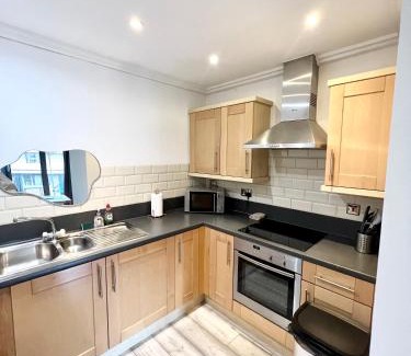 East Acton Apartamento | Modern two bedroom two bath opp tube station (central line)