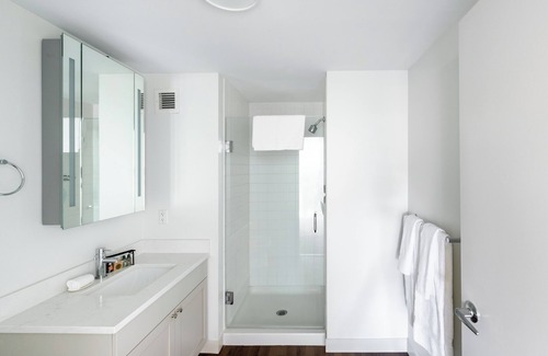 East Cambridge Apartamento | Modern Two Bedroom with Views in Cambridge