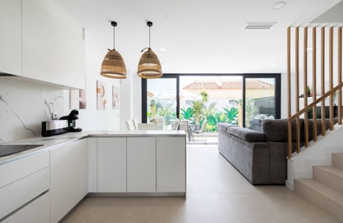 Carihuela Casa | Modern Two-Floor Townhouse Next to the Beach