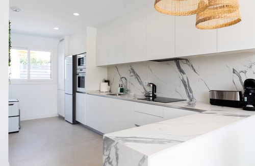 Carihuela Casa | Modern Two-Floor Townhouse Next to the Beach