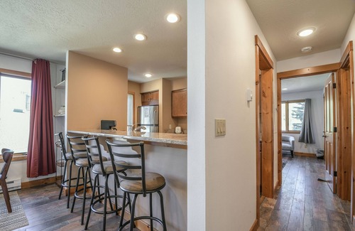 Keystone Condominio | Este condominio de 1 dormitorio se encuentra en un lugar divertido en Lakeside Village. Usted puede disfrutar de remo en el verano y patinaje sobre hielo en el invierno. También está a un corto trayecto en autobús de las pistas. Los condominios de Mont...