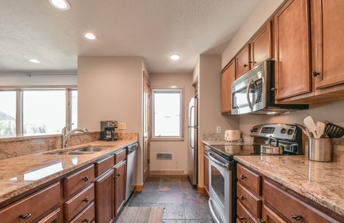 Keystone Condominio | Este condominio de 1 dormitorio se encuentra en un lugar divertido en Lakeside Village. Usted puede disfrutar de remo en el verano y patinaje sobre hielo en el invierno. También está a un corto trayecto en autobús de las pistas. Los condominios de Mont...