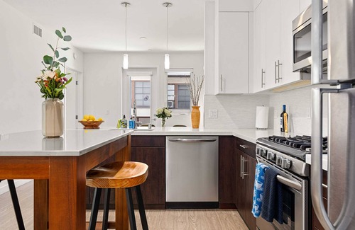 Carthay Circle Condominio | Modern Urban Retreat with Industrial Flair