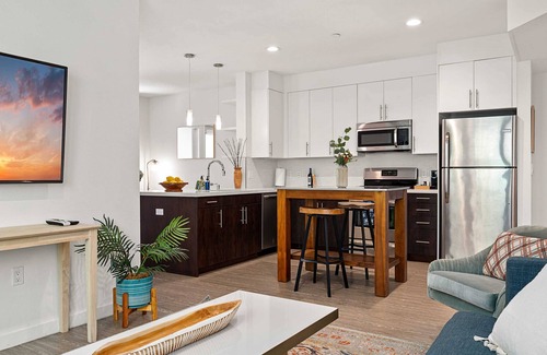 Carthay Circle Condominio | Modern Urban Retreat with Industrial Flair